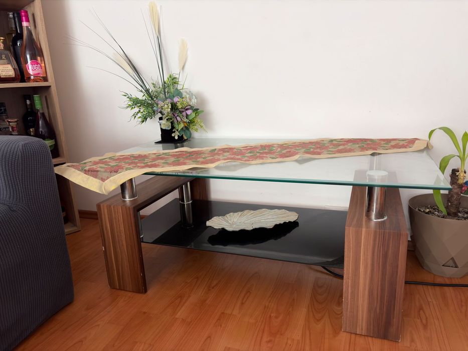 Masă de sticlă cu blat de lemn