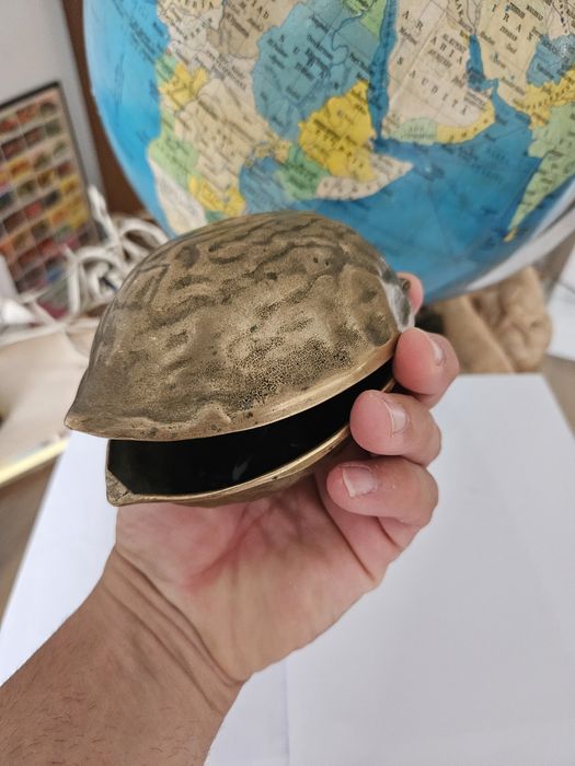 Cutie de bronz în forma de nuca , spărgător de nuci