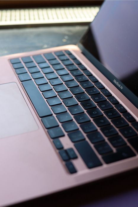 MacBook Air 13 M1 2020, 8GB RAM, SSD 256 GB, Baterie 97%