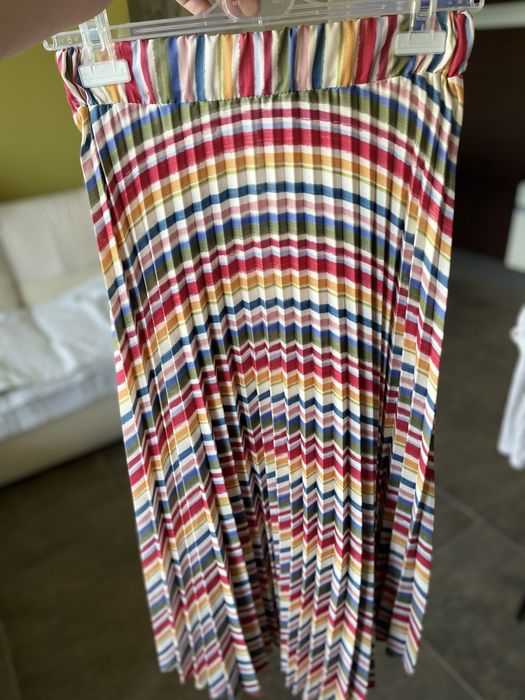 Плисирана цветна пола.Нова.Размер S.