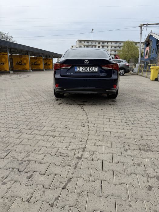 Lexus is 300h hibrid