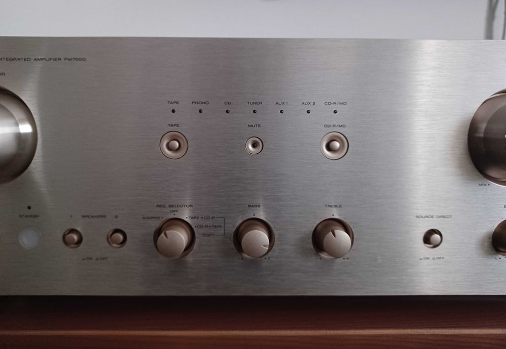 Amplificator Marantz PM 7000 cu telecomanda originala.