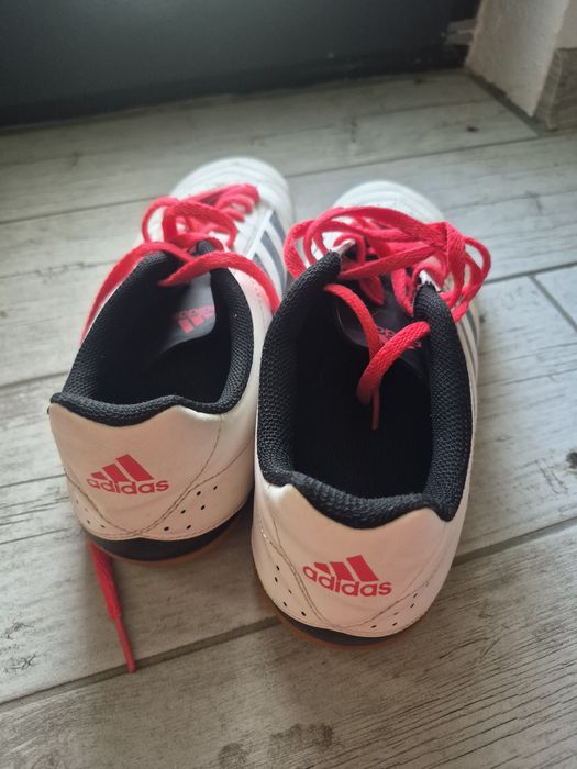 Adidasi fotbal sala si gazon