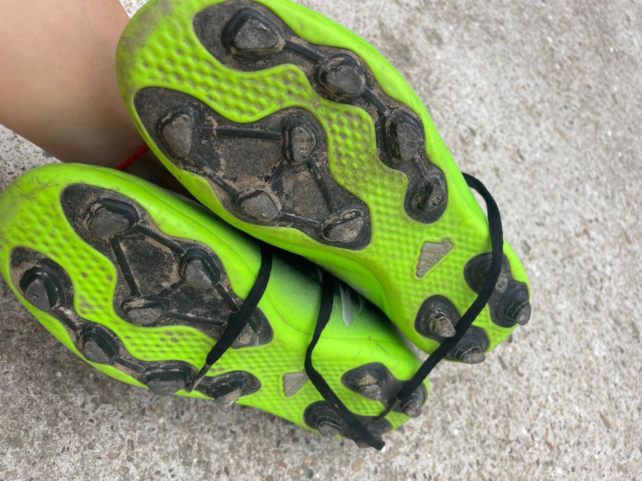 Бутонки футболни обувки