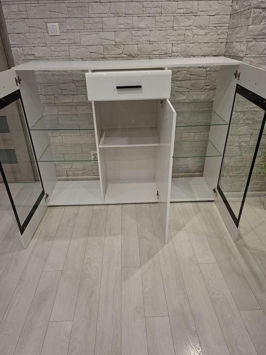 Здравейте, продавам скрин бял лак с лед осветление размери 150/40/112