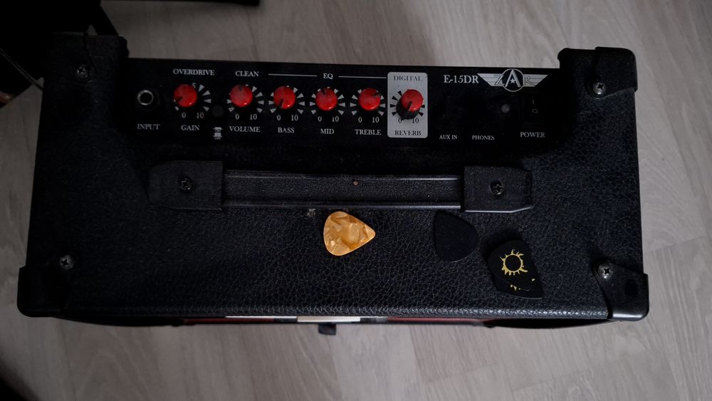 Гитарный уселитель ZaR E15Dr