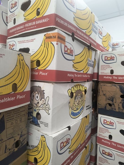 Vând cutii de banane