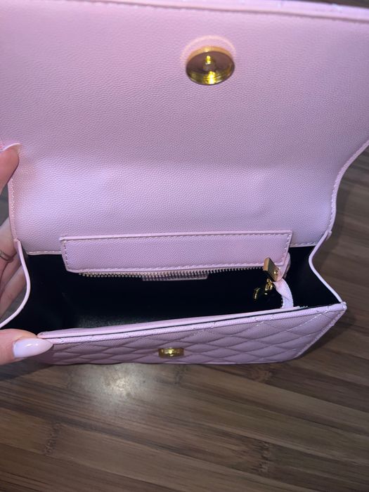 Розова чанта Chanel със златни детайли