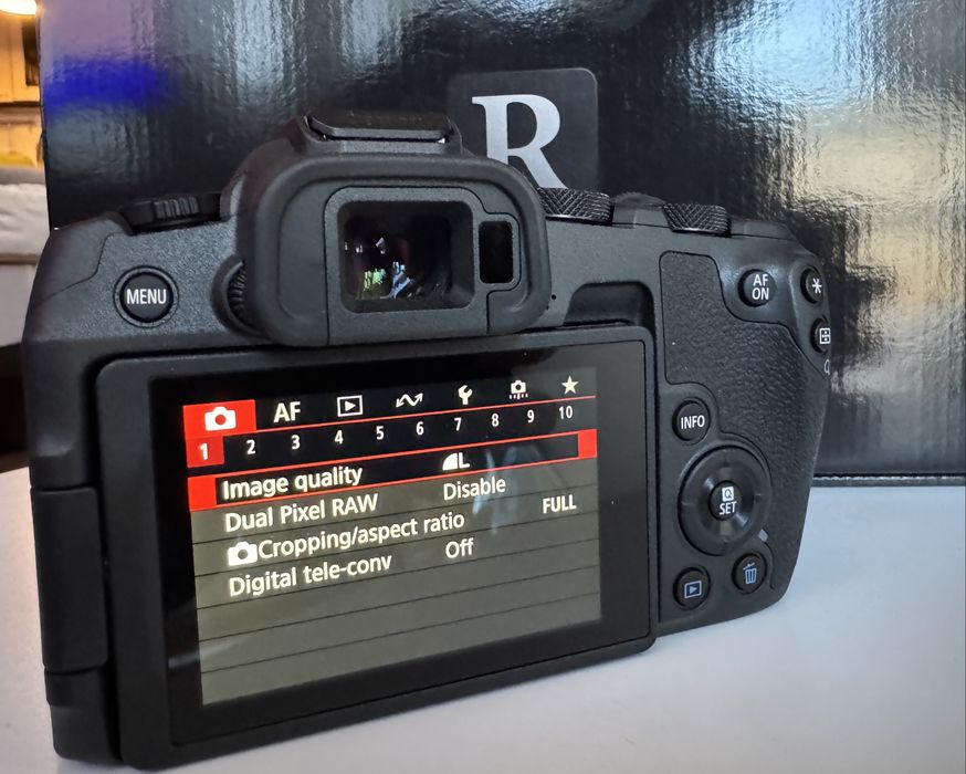 Фотоапарат Canon R8  гаранция  Грип и 4 батерии