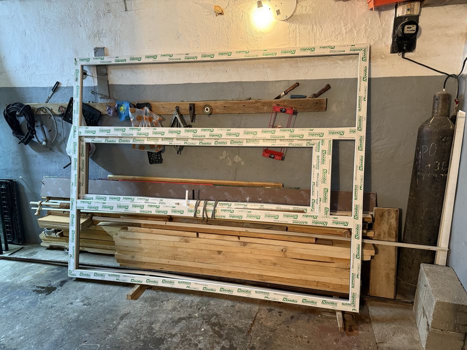 Пластиковая перегородка с дверным проёмом