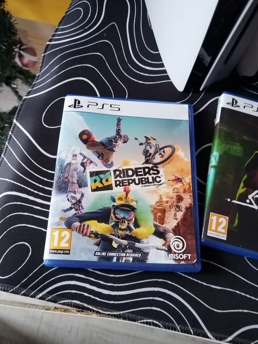 PlayStation 5 slim с три игри и три джойстика