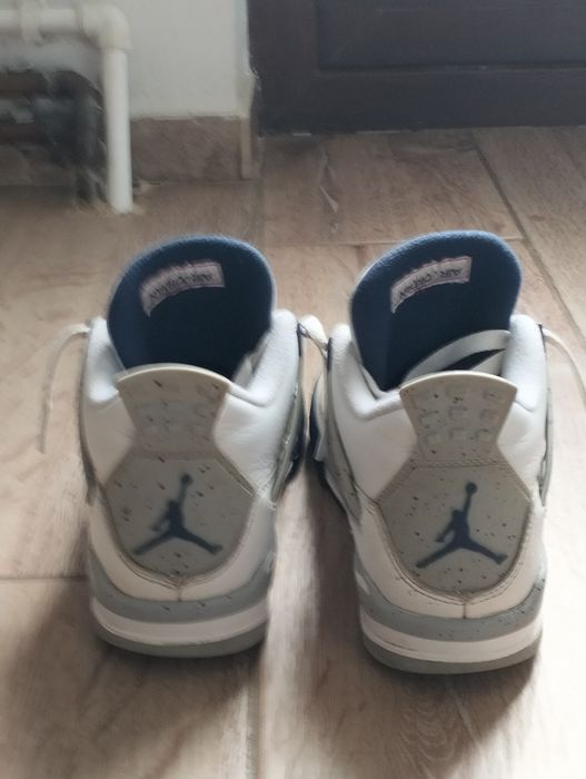 Vand Air Jordan 4 Midnight Navy.