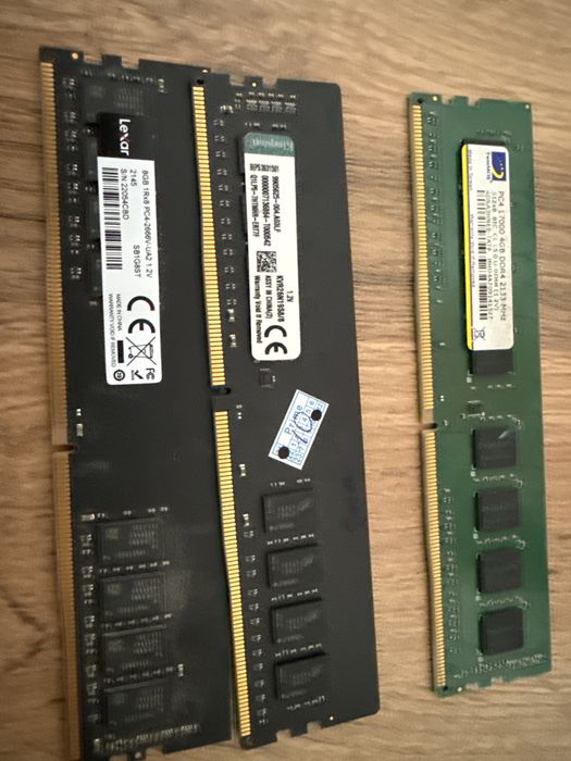 оперативная память DDR4 8 gb-2 шт 4 gb -1 шт все трое дам за 500.000