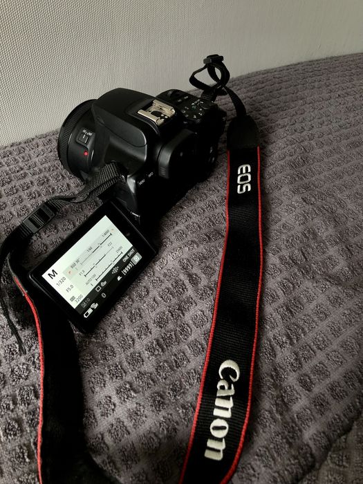 СРОЧНО Продам. камера( фотоаппарат )Canon 250D