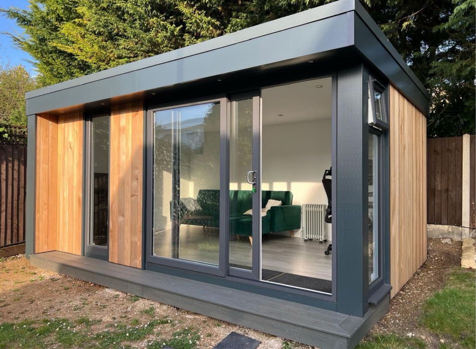 Container modular cu riflaje de lemn