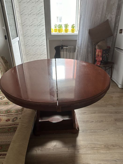 Продам стол дерево прочный