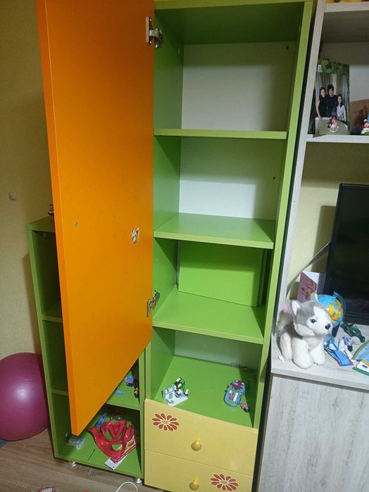 Гардероб и стелаж за детска стая,като нови.Размер200/80,170/40,110/40.