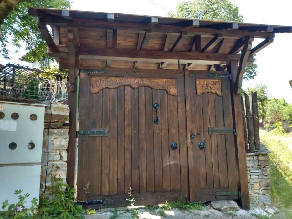 Врати и порти от масив