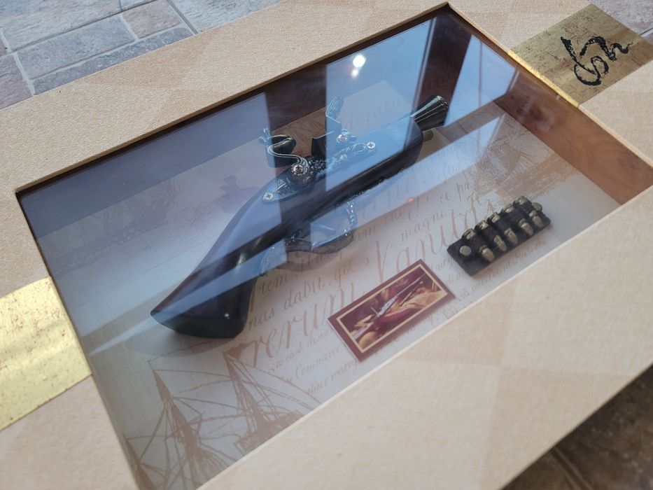 Tablou tip panoplie cu pistol decorativ