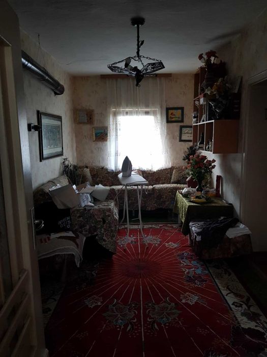 Продавам селска къща с чудесно място за грижи за животни и реколта.