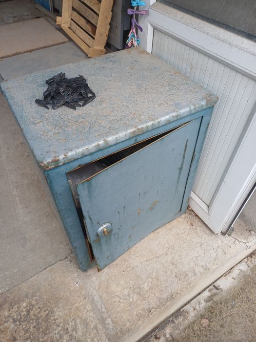 Верстак,сейф,лавочки,стелажи