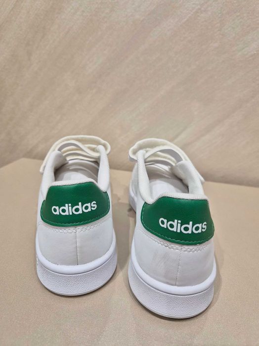 Продавам детски кецове Adidas