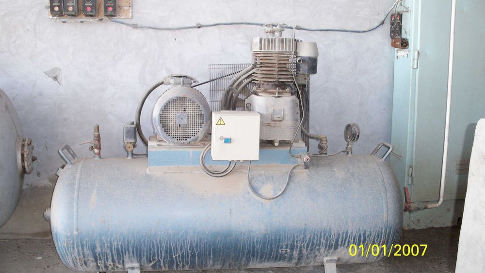 Продаются 2 шт. Ступенчатые воздушные компрессоры с ЭКМ установкой