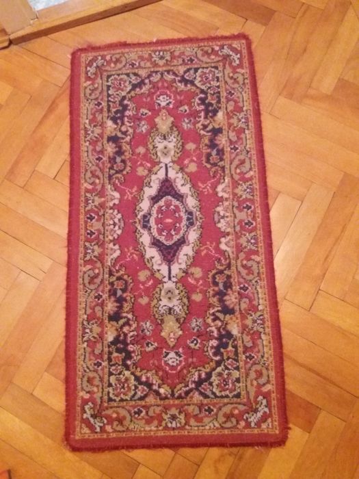 Vand carpete cu/ fara ciucuri, si dormitor