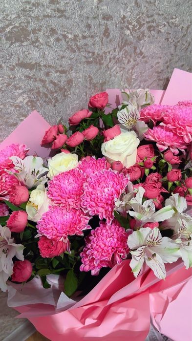 Нежный букет из роз и хризантем