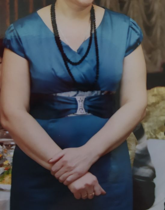 Продам праздничное платье с пиджаком.