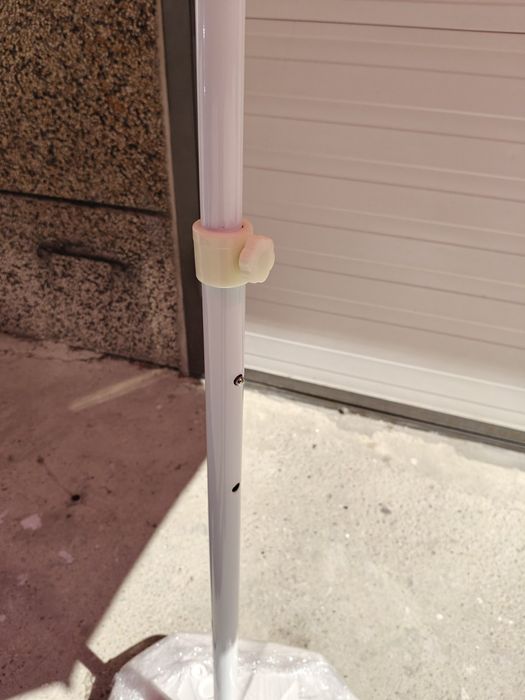 Ветроустойчив градински чадър в червено в комплект с поставка