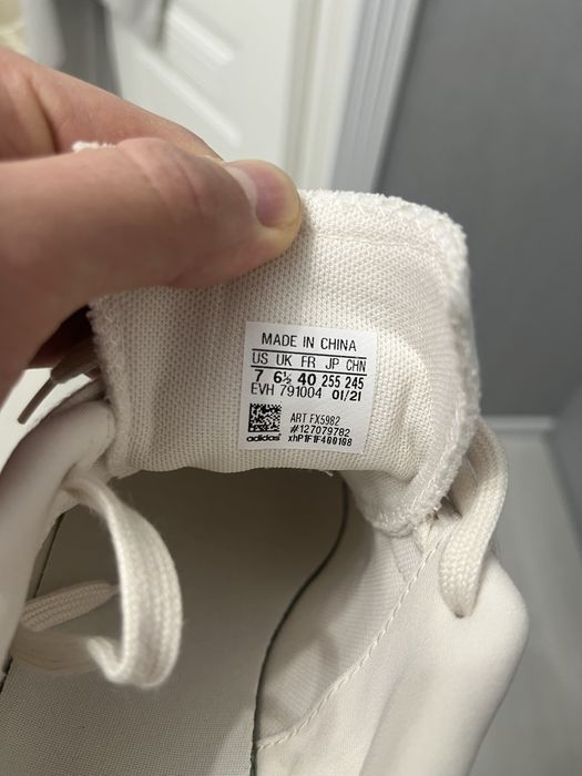 Продам новые белые кеды Adidas