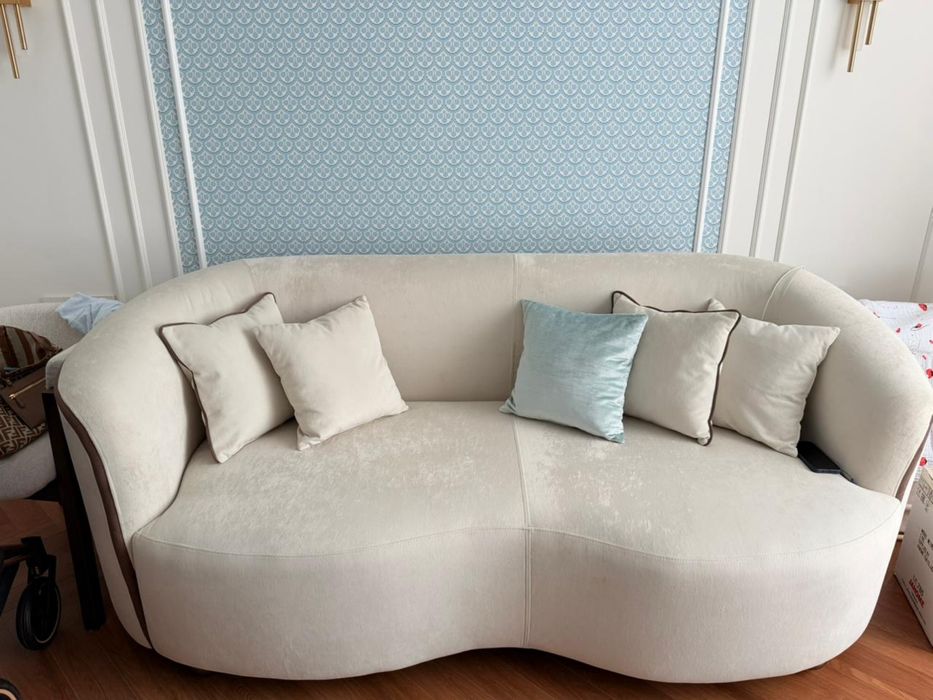 Только изготовленный диван