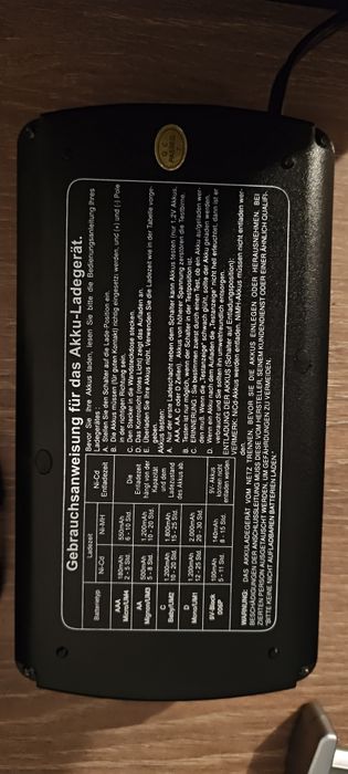 Încărcător universal de batrlerii AA AAA și pătrate