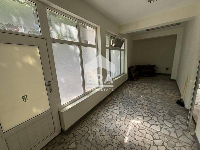 Голямо търговско помещение на хубава локация