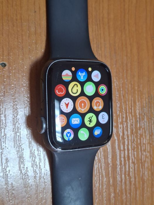 Продавам часовник  Apple watch series 5