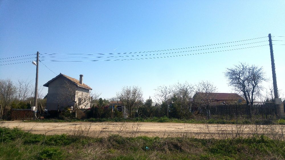 Продавам къща в с.Храброво, обл. Добрич с двор, лозе и овошки