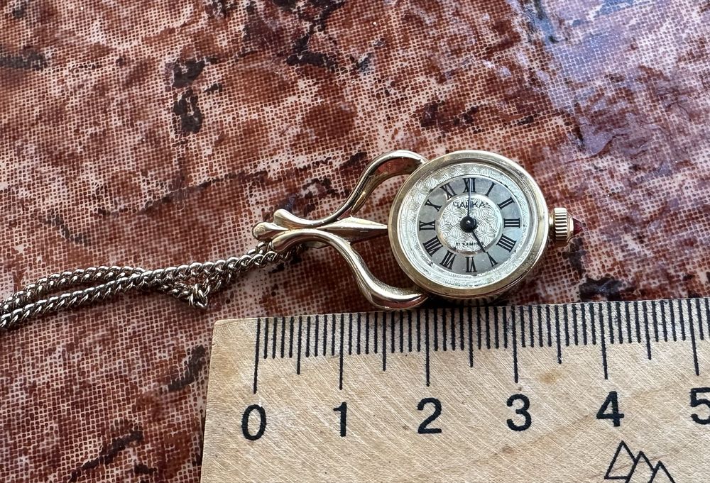 Винтидж дамски механичен часовник колие с рубин – мини часовник