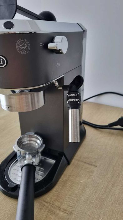 Vand espressor manual De'Longhi Dedica Style EC 685
