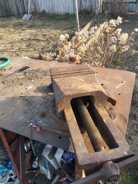 Продаю стол слесарный