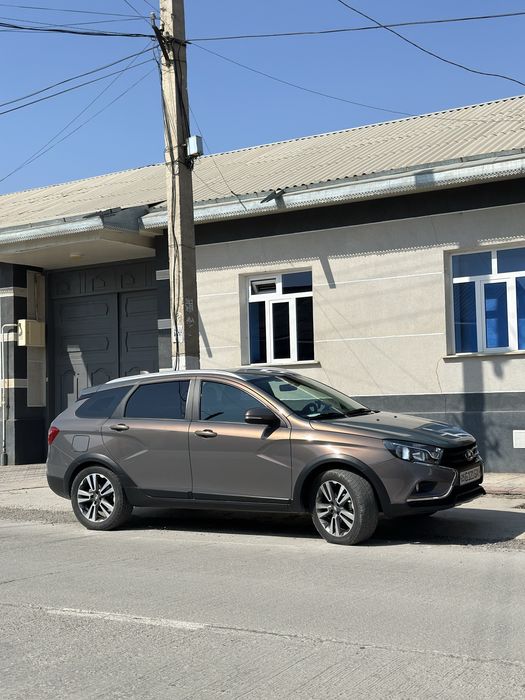 Lada vesta cros lyuks sotiladi