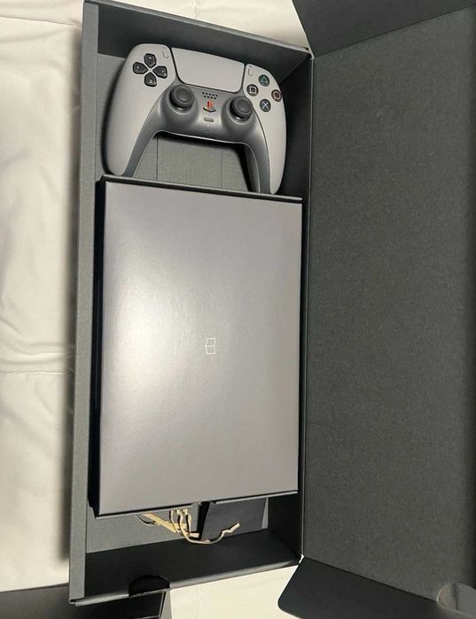 PlayStation 5 30th Anniversary Limited Edition Bundle + 2 броя лимитирани контролери и зарядна станция