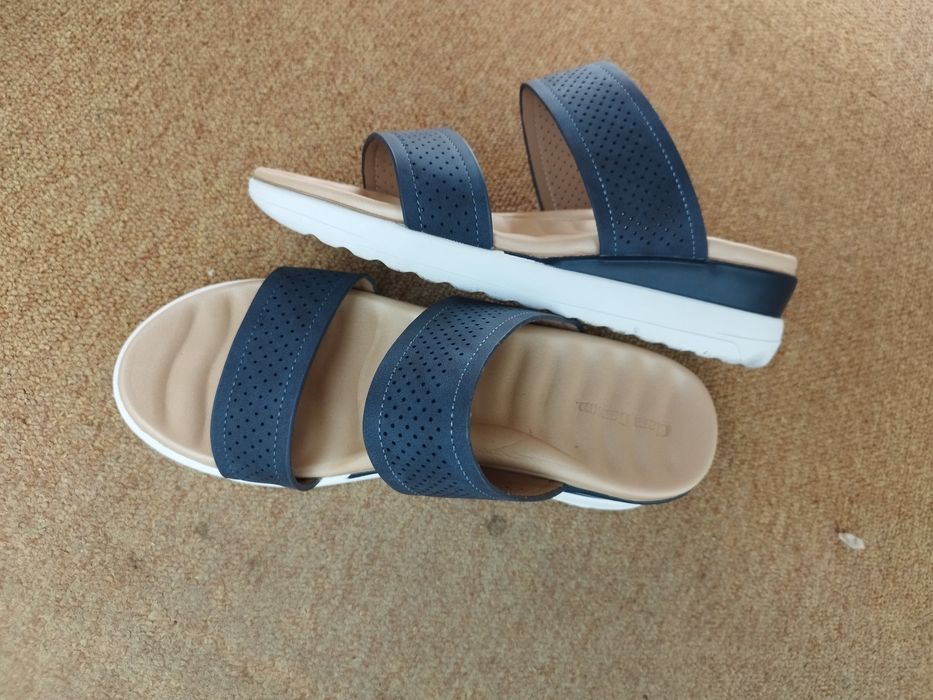 Тъмносини чехли нови на платформа.