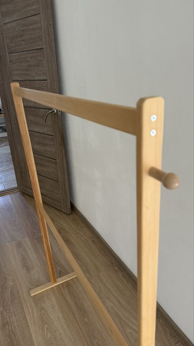 Продам деревянную детскую вещалку