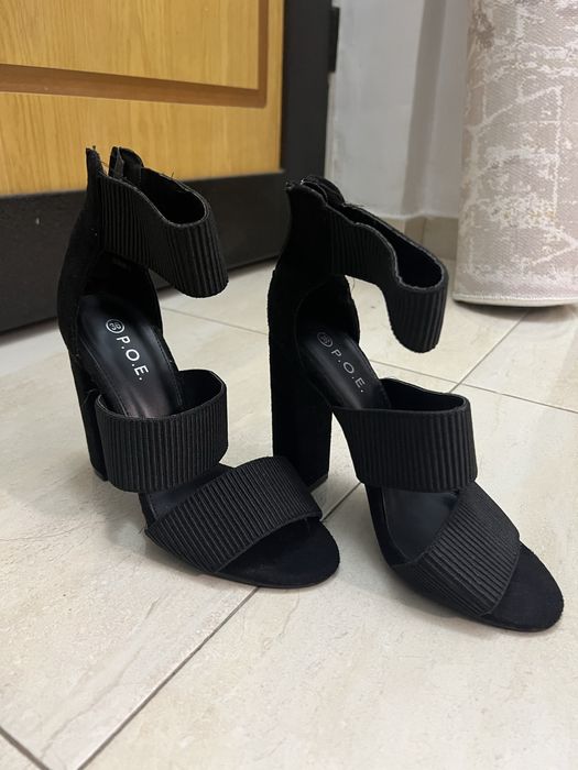 Sandale negre Poema
