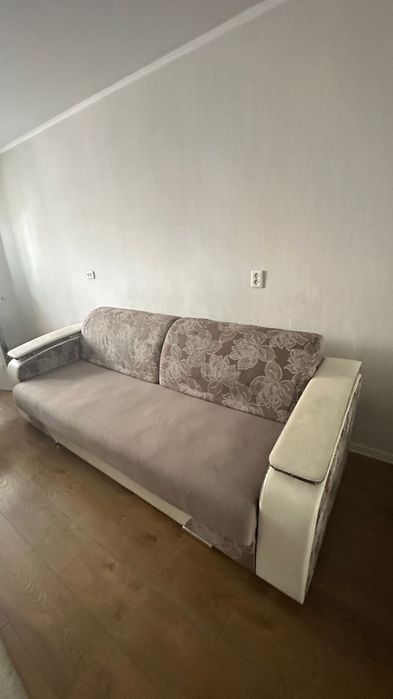 Продам диван  срочно
