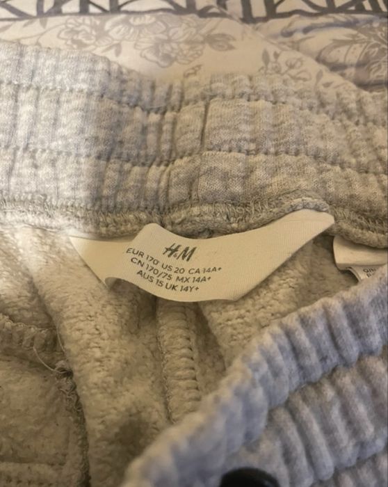 Pantaloni H&M.