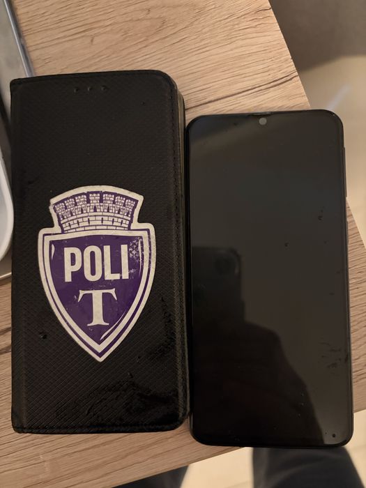 Smartphone cel  in poza usor bourne ectan dar functional bateria tine