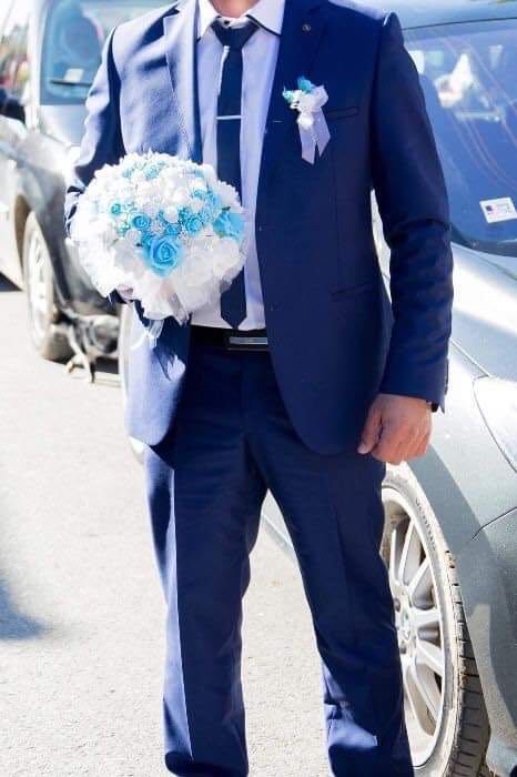 Мъжки официален костюм.