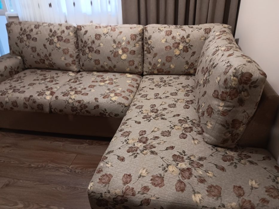 Продавам ъглов диван,изглежда като нов. Много запазен.